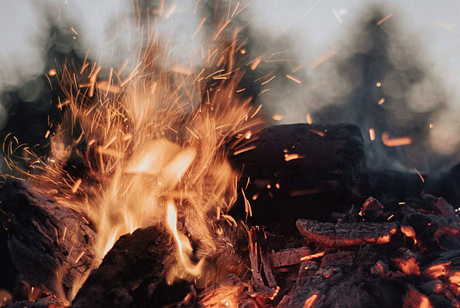 Imagen de llamas y chispas en una hoguera.