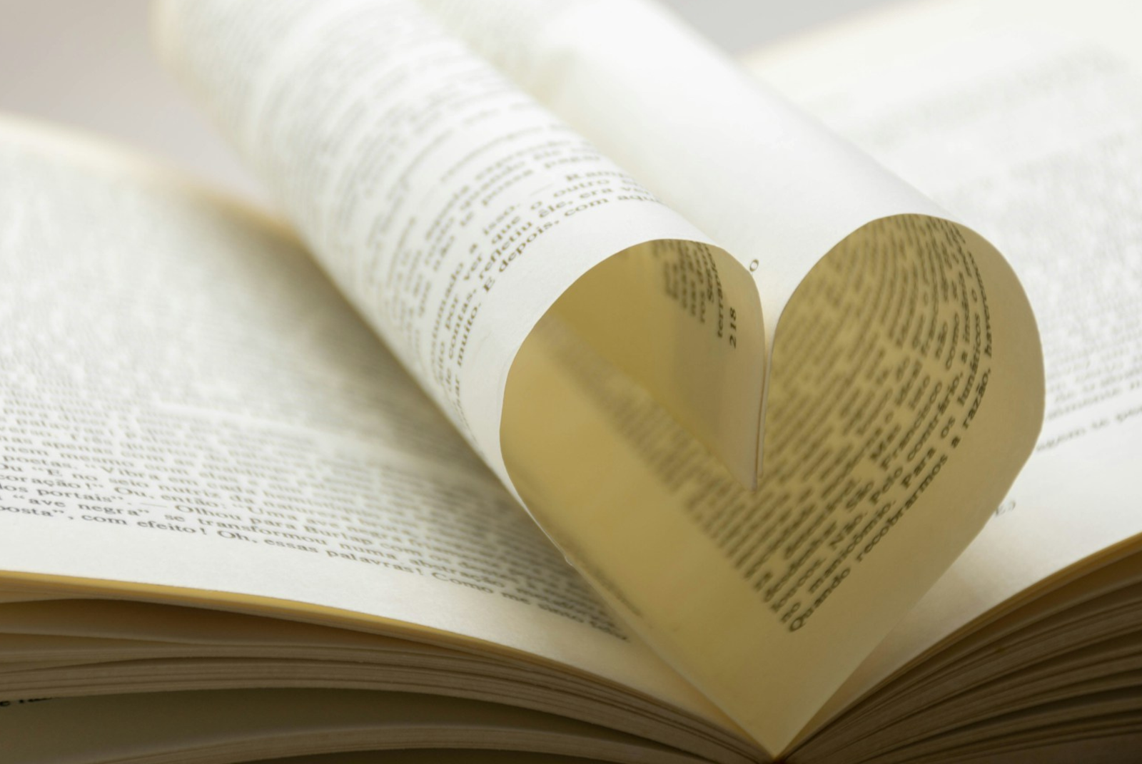 Imagen de un libro con las hojas dobladas en forma de corazón.