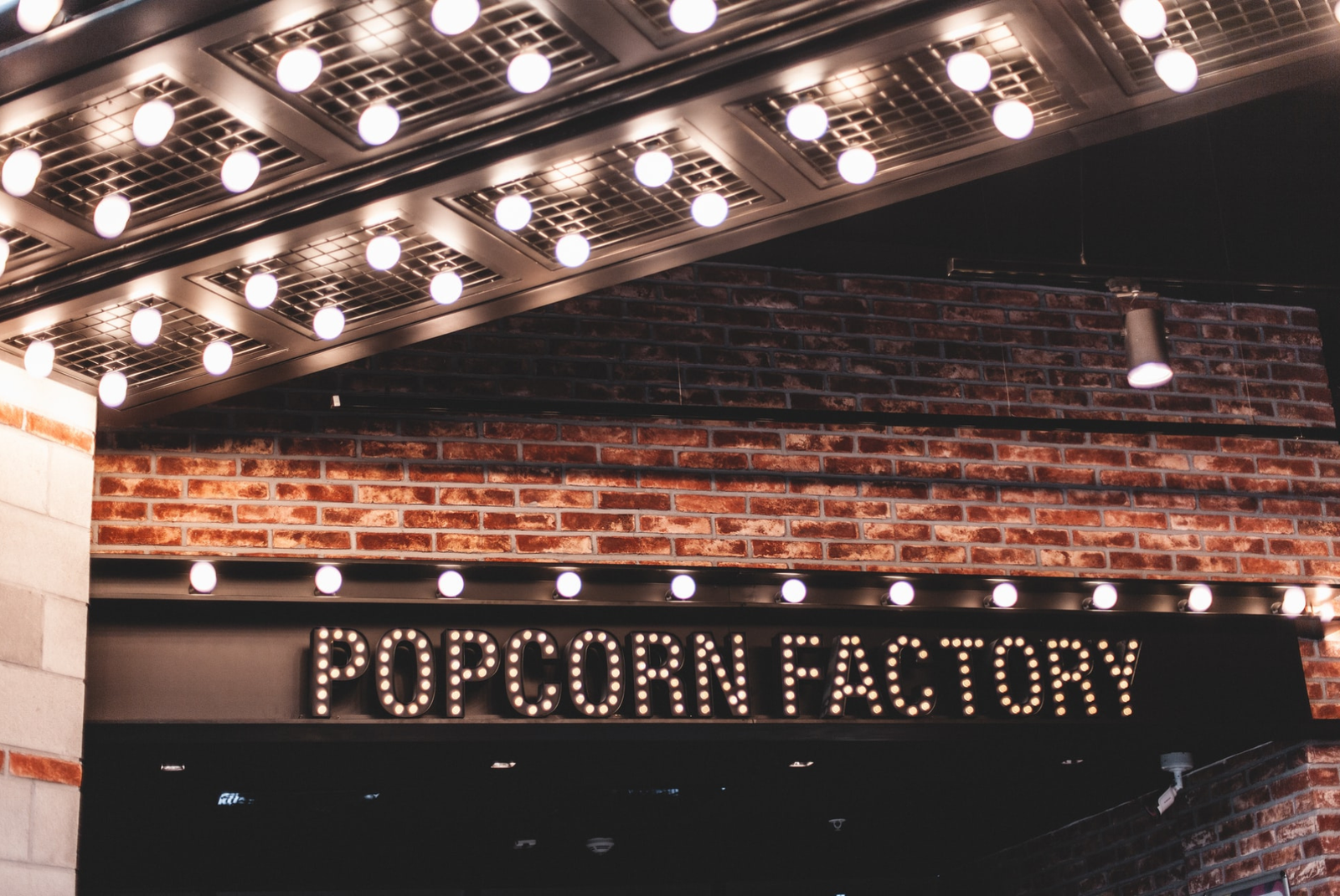 Cine con letrero de palomitas.